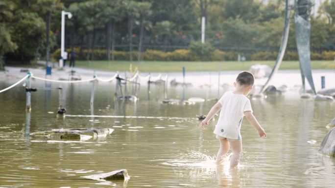 【4K】公园河边小孩在夕阳下嬉水