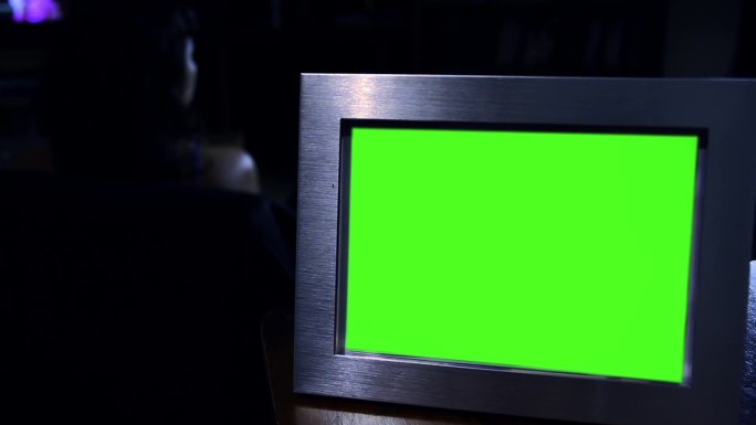 在黑暗中有绿色屏幕的相框