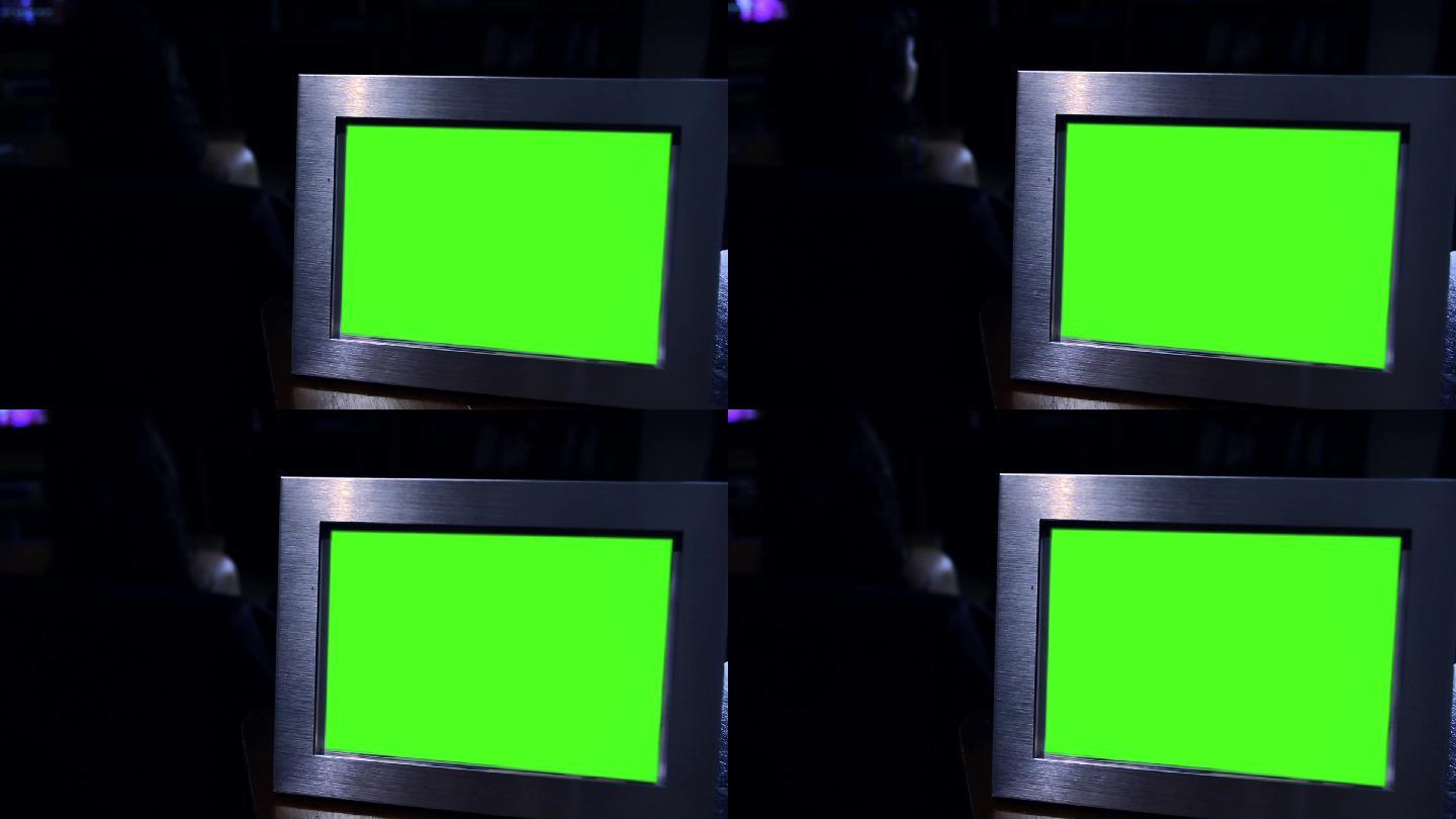 在黑暗中有绿色屏幕的相框
