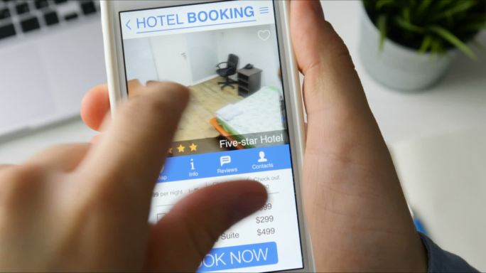 男子用智能手机在线预订酒店