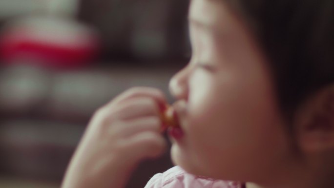 可爱的小女孩在吃饼干