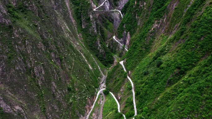 崎岖的山路