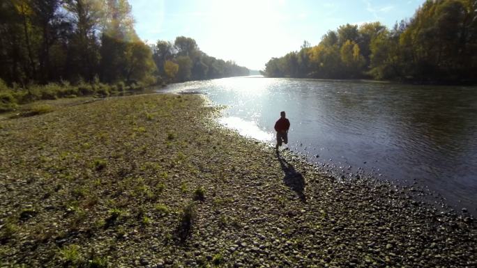 空中拍摄的河边慢跑者
