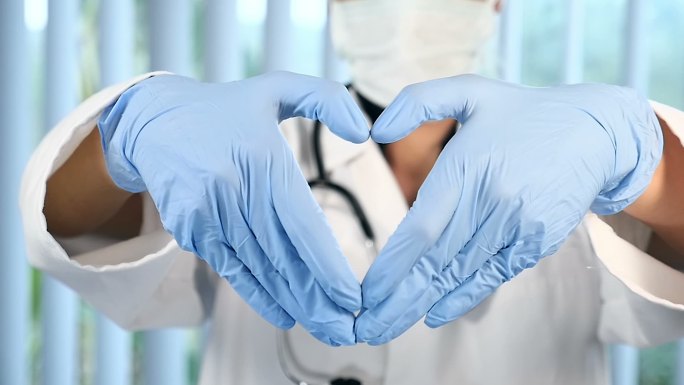 外科医生用手展示心形