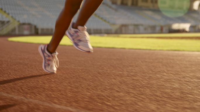 体育场里奔跑奔跑脚步健康运动