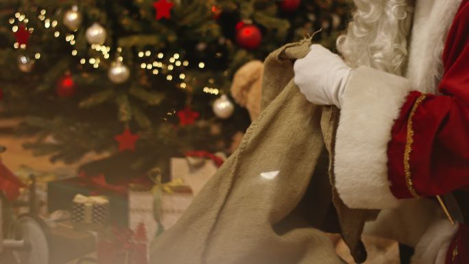 圣诞老人在圣诞树下分发礼物