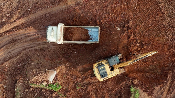 挖掘机渣土车施工土方地基运输航拍