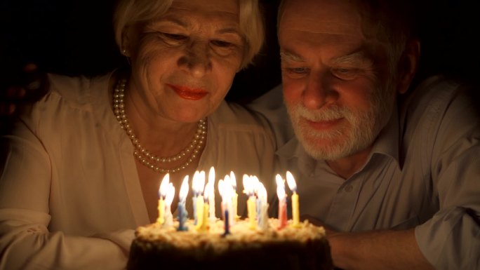 晚上一对老年夫妇庆祝结婚纪念日