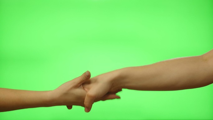 绿色屏幕上两个人在握手
