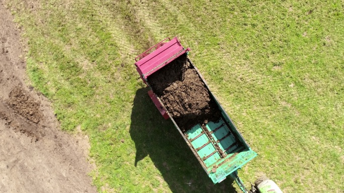 拖拉机在草地上撒播肥料