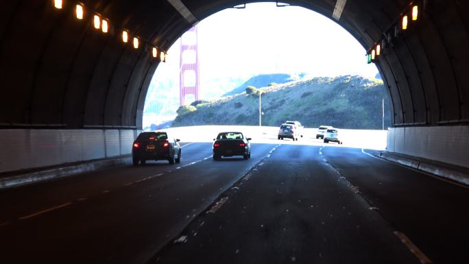 旧金山湾区高速公路交通与金门大桥景观