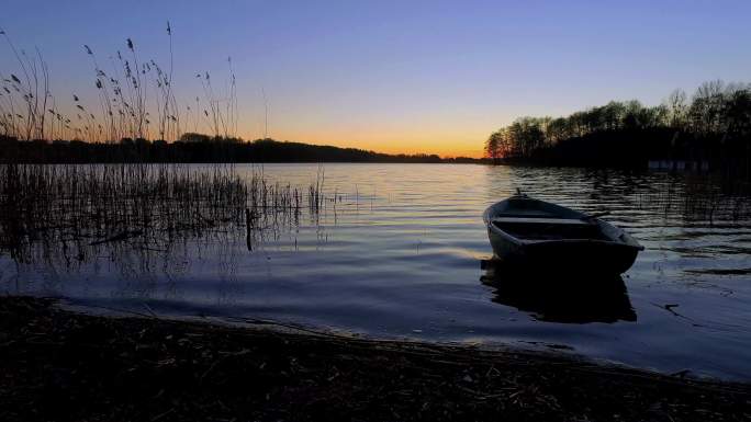 宁静的黄昏伴着湖面上的小船