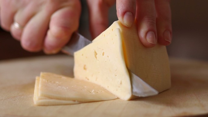 在切奶酪的人刀切近镜升格慢动作慢镜头厨师
