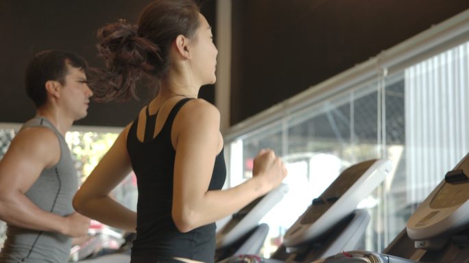 跑步机上跑步减脂燃脂减肥瘦身热身汗水有氧