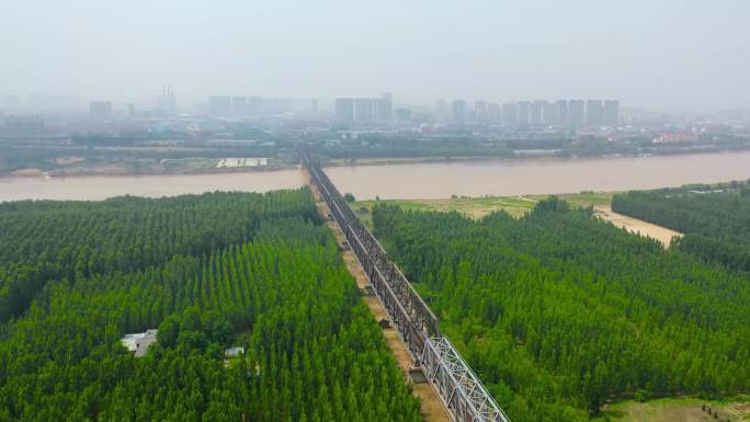 航拍济南泺口黄河铁路大桥和火车