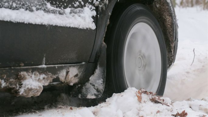 陷在雪地里的汽车车轮