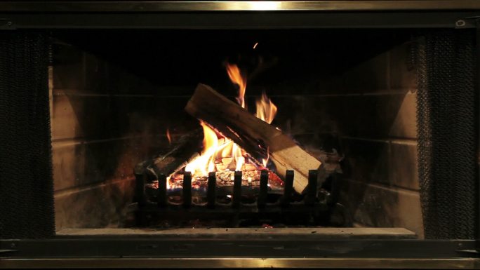 壁炉里烧木头