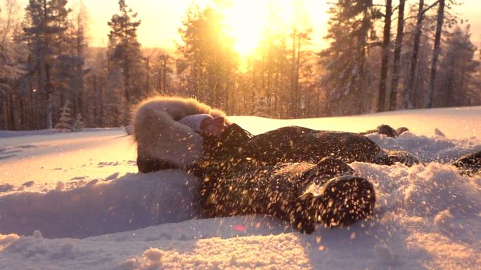 女子躺在雪地美女用手滑雪