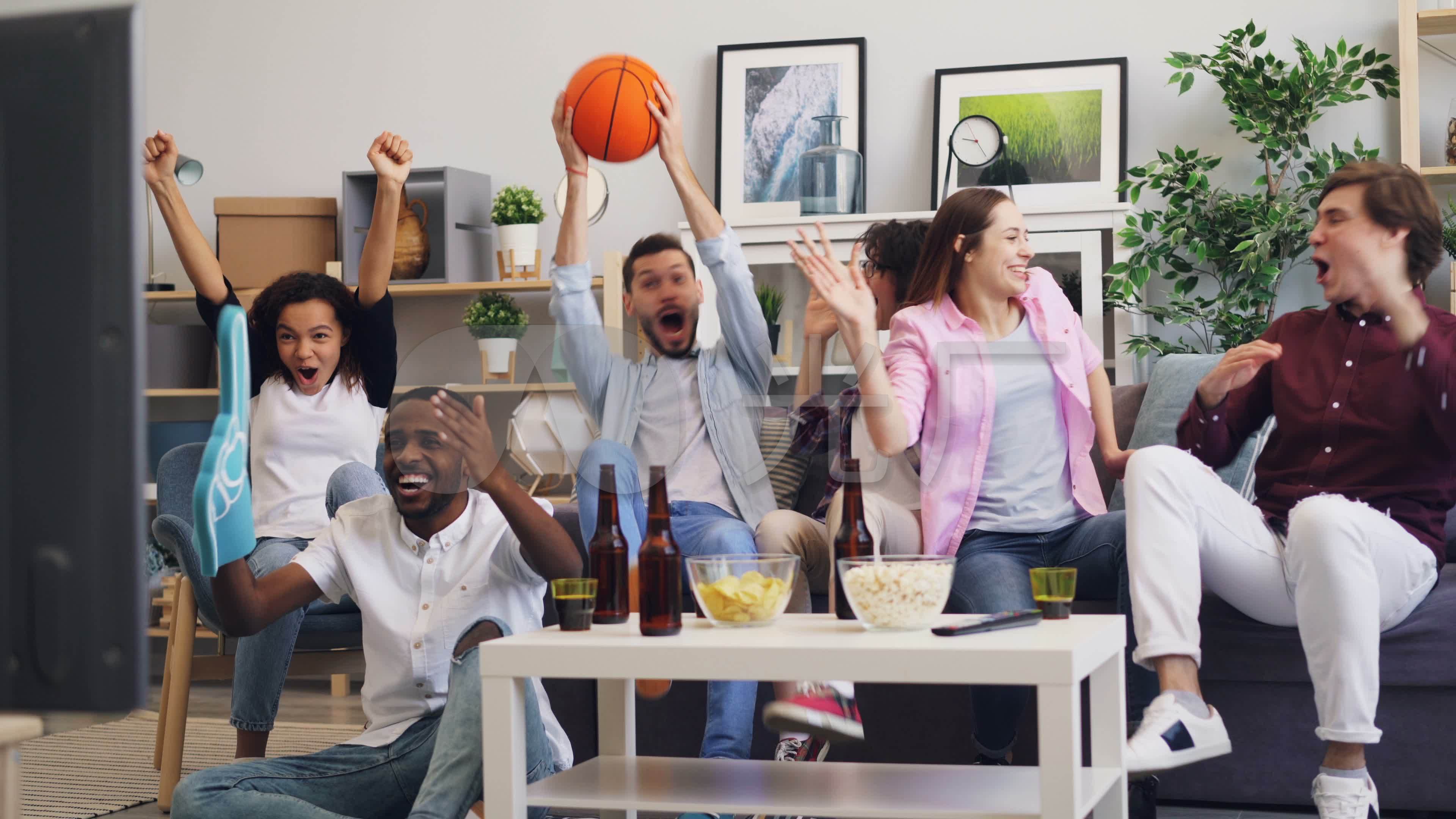 篮球迷在家里看体育比赛