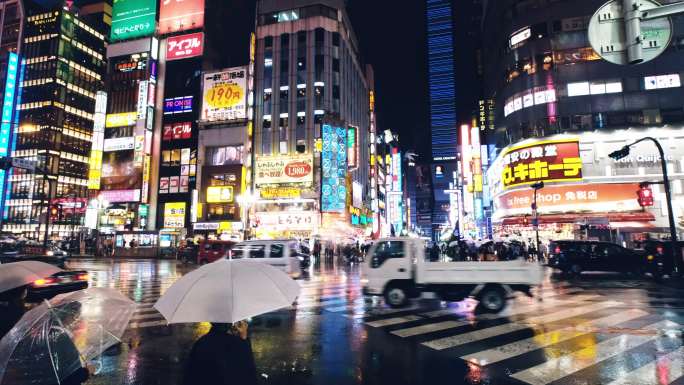 雨夜日本东京新宿歌舞伎町区的街景