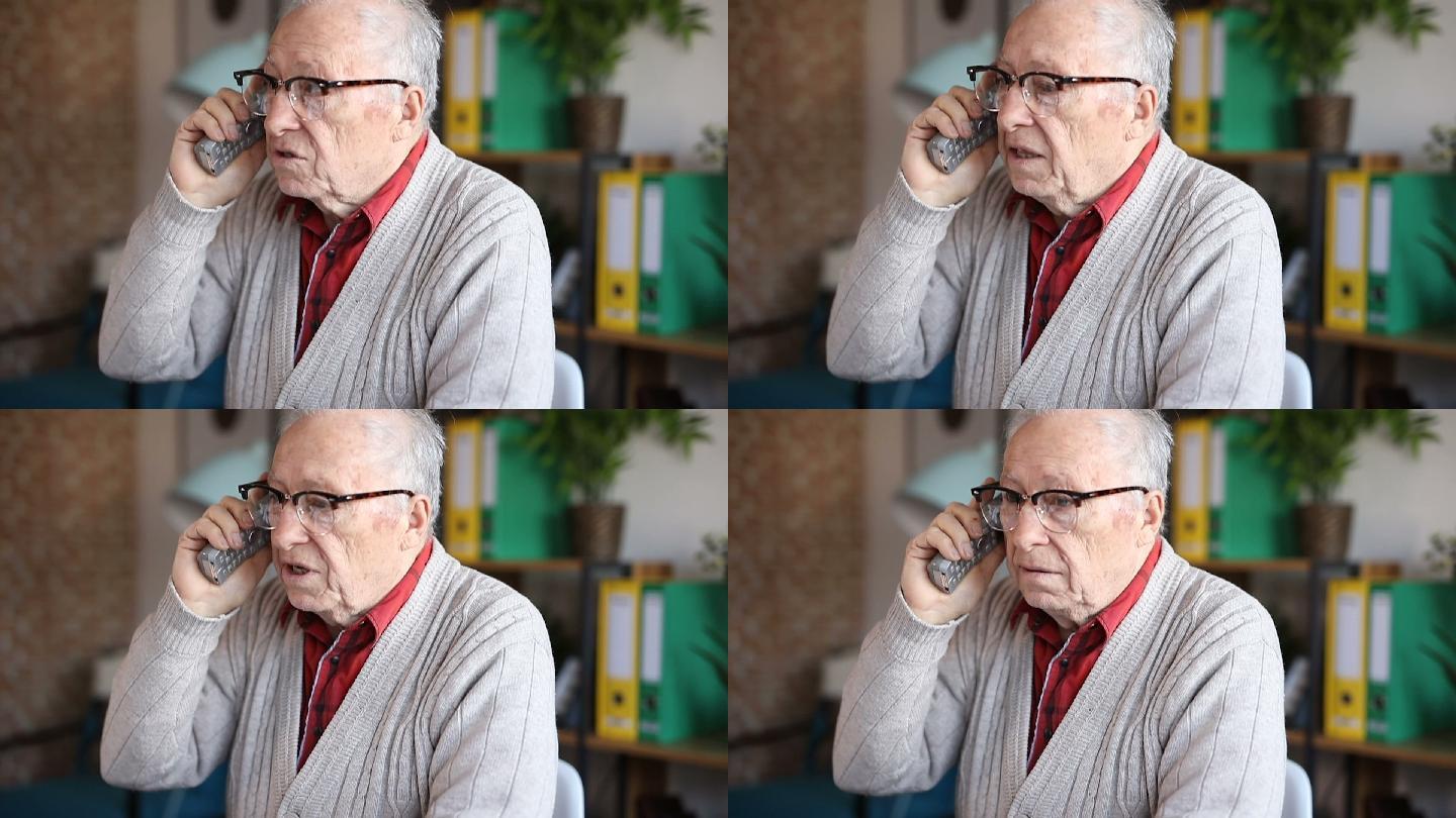 微笑的老人在电话里谈笑风生