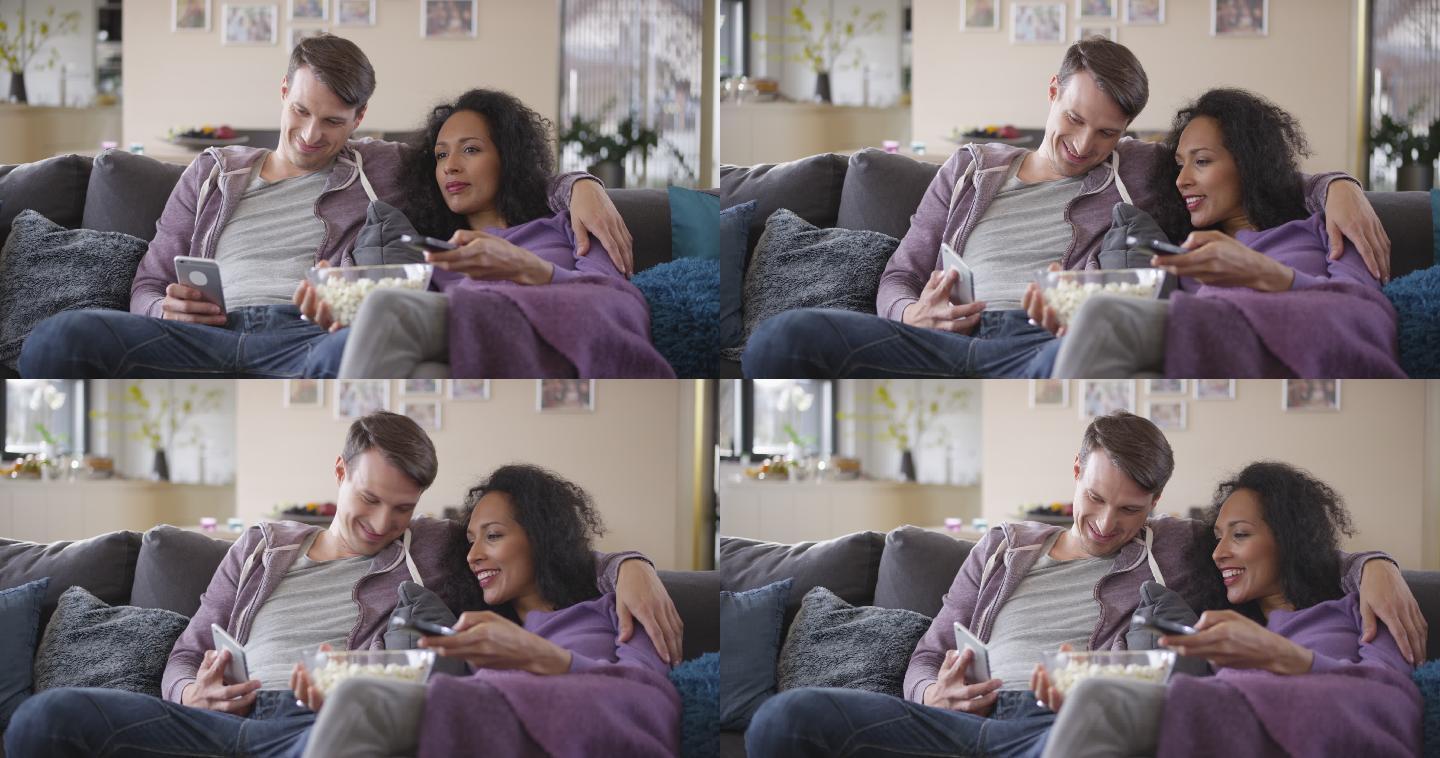 DS男子一边和女友看电视一边玩手机