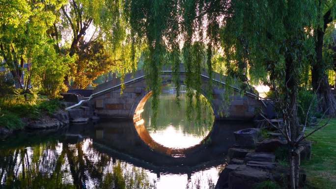 4K原创)公园里阳光照耀河面映衬小桥流水