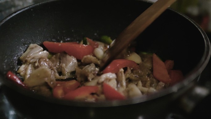 香料烹饪：蔬菜炒锅