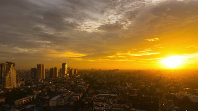 美丽的夕阳掠过城市