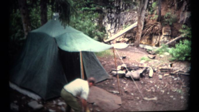 一个搭建旧露营帐篷
