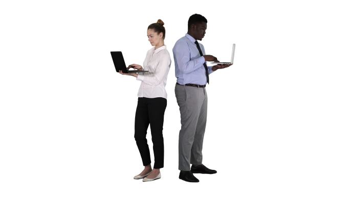 男女商人背靠背站立，操作笔记本电脑
