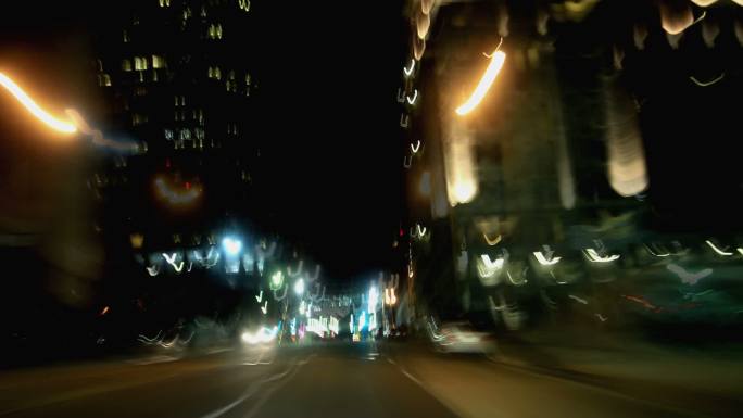 夜间驾车穿越洛杉矶市区的长时间曝光