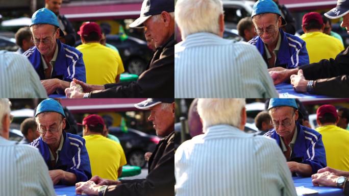 退休的老年人在玩多米诺骨牌游戏
