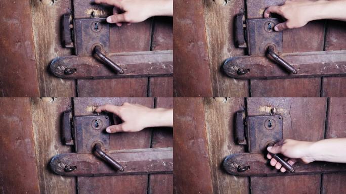 一只手打开古老木门的慢动作