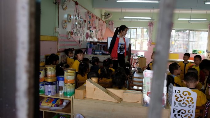 幼儿园小朋友消防演习操场篮球场