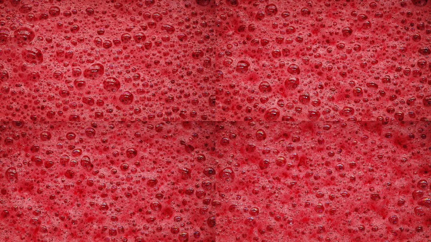 红色泡沫的特写镜头，无数的泡沫弹出