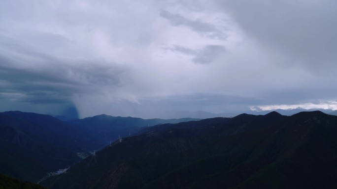 高原下雨延时摄影