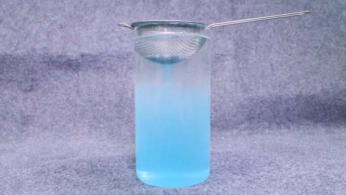 蓝色颗粒实拍及水溶实验