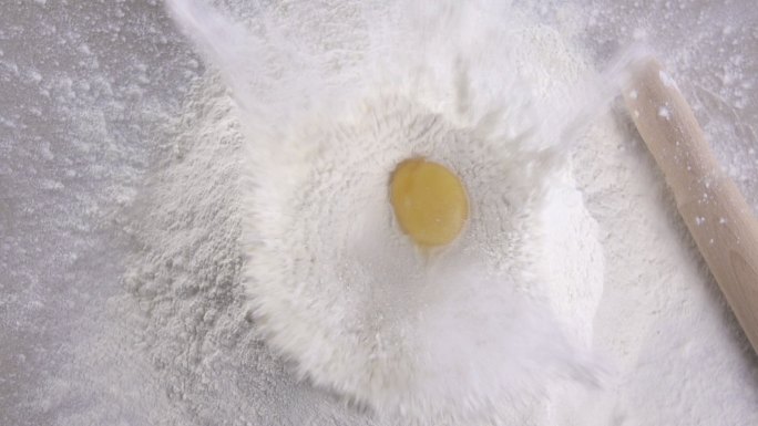 蛋黄掉进面粉里。