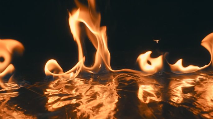 火花点燃了汽油的瞬间产生的火焰