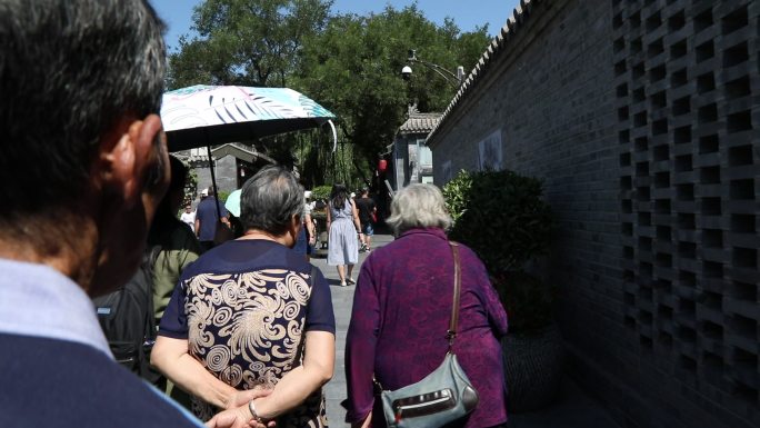 北京夏天街景胡同游客马路路口大栅栏稻香村