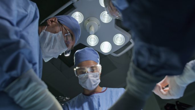 外科医师拯救病人生命