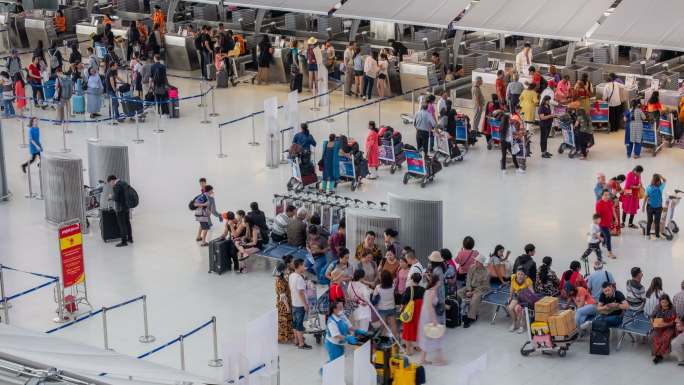 机场候机楼值机柜台拥挤旅客带行李排队延时