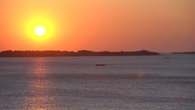 夕阳下皮艇划过湖面
