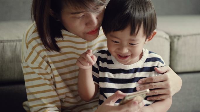 母子手机视频聊天亲子互动高质量陪伴成长益