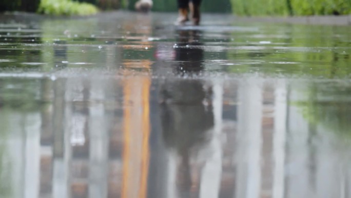 雨中男人脚步