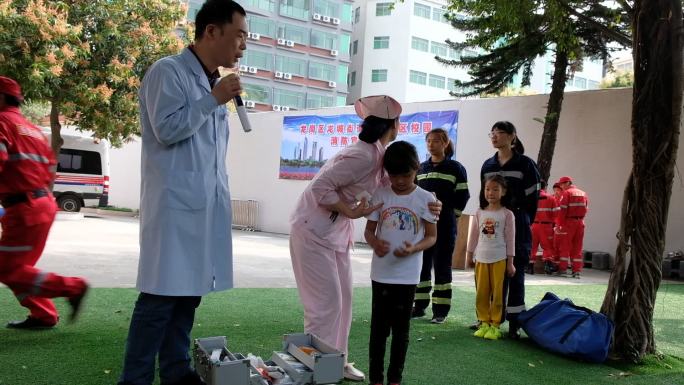 幼儿园小朋友消防演习操场篮球场