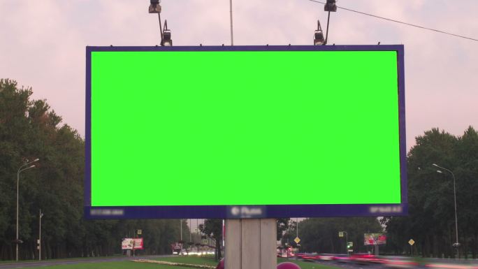 繁忙街道上有绿色屏幕的广告牌