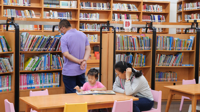 07.图书馆看书的年青人小孩家长学生
