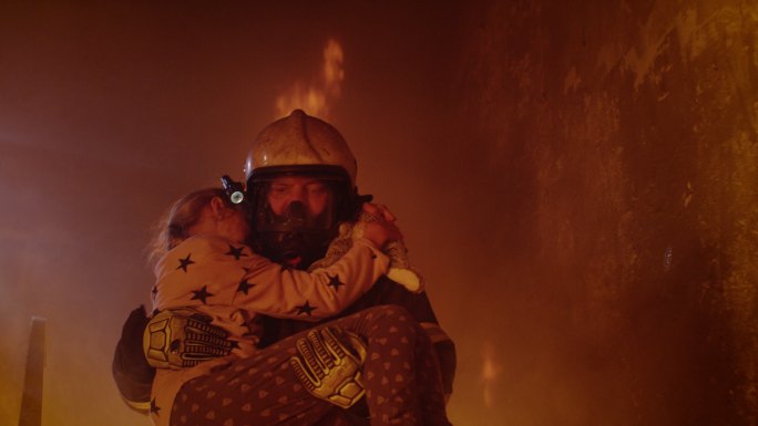 消防队员抱着一个获救的女孩
